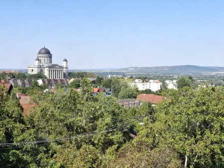 Eladó családi ház, Esztergom 7 szoba 244 m² 129.9 M Ft
